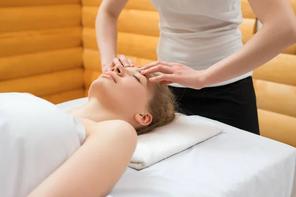 Detailní záběr terapeuta provádějícího masáž obličeje v lázních — Stock fotografie
