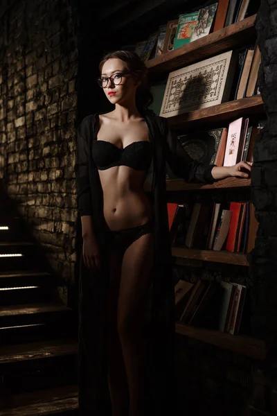 Donna nuda in posa in lingerie nera, low key — Foto Stock