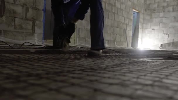 Travaux de scie électrique pour métal en atelier réparé — Video