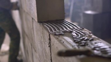 Gaz beton blokların bir duvar inşa işçisi