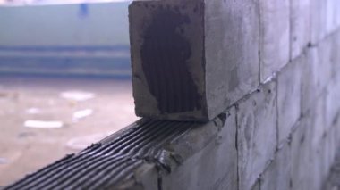 Gaz beton blokların bir duvar inşa işçisi