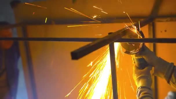 Trabajo de sierra eléctrica para vista de metal — Vídeos de Stock