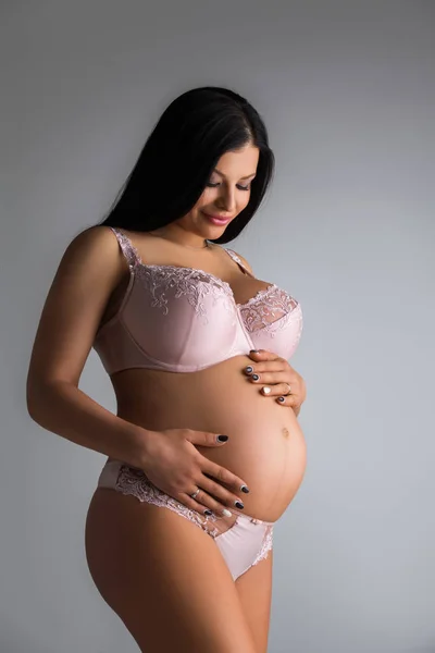 Linda grávida morena tiro em roupa interior rosa — Fotografia de Stock