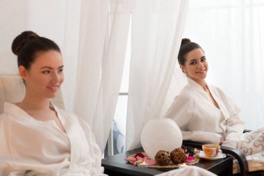 Bornoz oldukça genç kız spa salonda vurdu