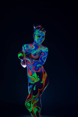 Stüdyoda morötesi renk desenli çarşaf giyen kız.