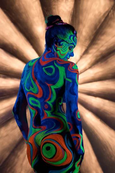 Stüdyoda morötesi renk desenli çarşaf giyen kız.