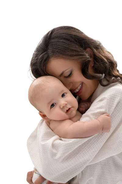 Genç anne, tatlı bebeğini kollarında tutuyor. — Stok fotoğraf