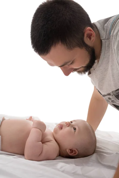 Bärtiger junger Papa mit Neugeborenem im Studio — Stockfoto