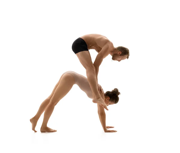 Young couple in sports clothes exercise in studio — Stock Photo, Image