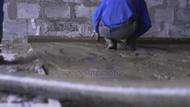 Працівник робить цементну стяжку на вигляд підлоги — стокове відео