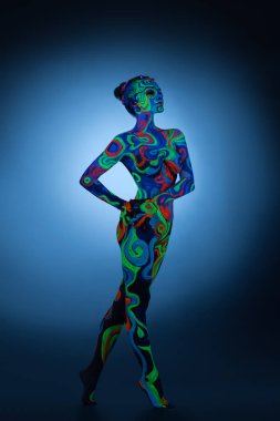 Stüdyoda morötesi renk desenli çarşaf giyen kız.