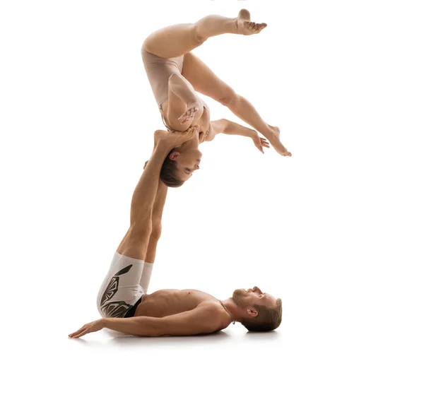 Young couple in sports clothes exercise in studio — Stock Photo, Image