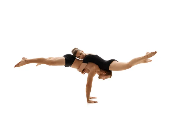 Young couple in sports clothes exercise in studio — Stock Photo, Image