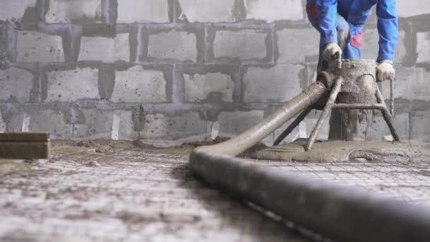 Lavoratore rendendo massetto di cemento sulla vista sul pavimento — Video Stock