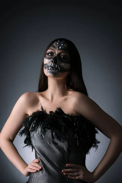 Frau mit intelligentem künstlerischen Make-up im Horror-Stil — Stockfoto