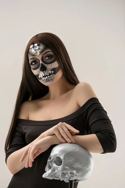 Женщина с умным художественным макияжем в стиле ужасов — стоковое фото