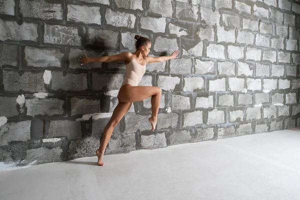 Splendida bionda sexy in corpo beige da muro di pietra — Foto Stock