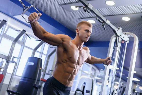 Atlet masculino haciendo ejercicios deportivos tiro al gimnasio —  Fotos de Stock