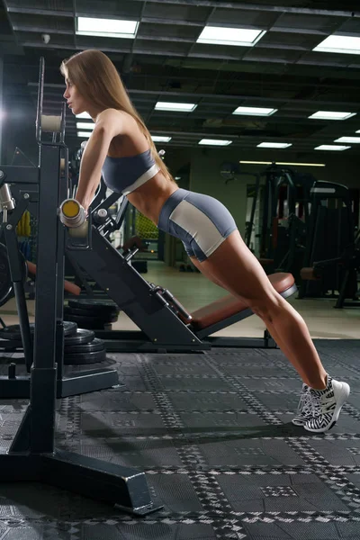 Unga sexiga fitness tränare gör armhävningar i gymmet — Stockfoto