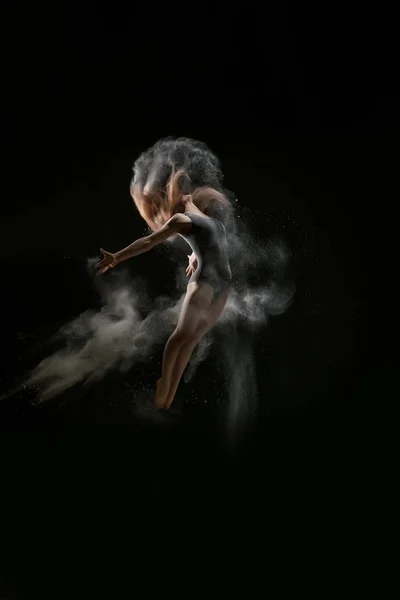 Ragazza sexy in una nuvola di bianco polvere studio ritratto — Foto Stock