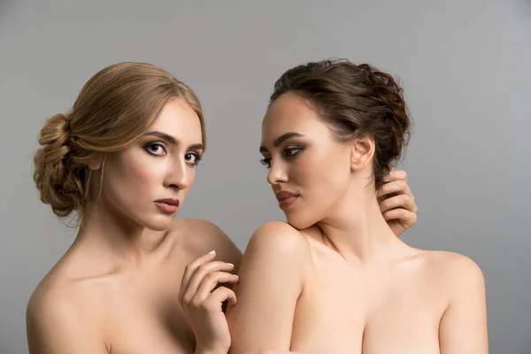 Dos modelos en topless posando juntas en el estudio — Foto de Stock