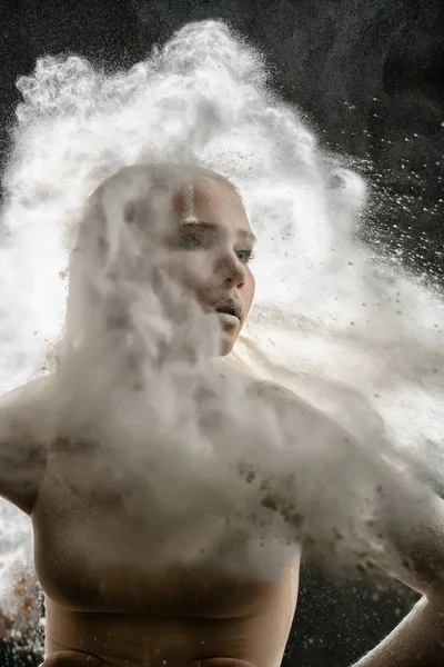 Menina sexy em uma nuvem de retrato de estúdio de poeira branca — Fotografia de Stock