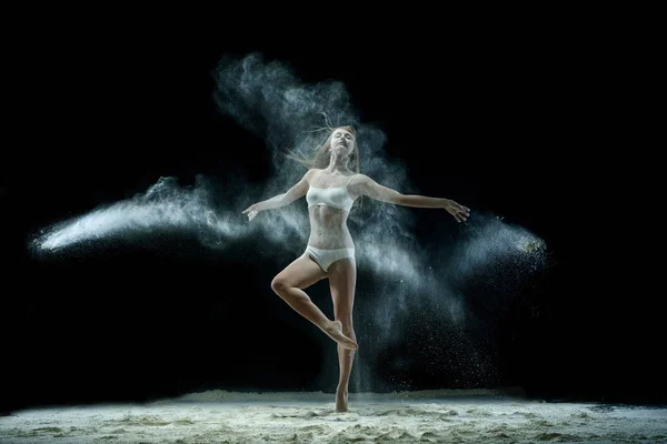 Ragazza in una nuvola di polvere bianca studio ritratto — Foto Stock