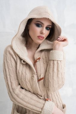 Parlak makyaj stüdyo portre ile seksi kız