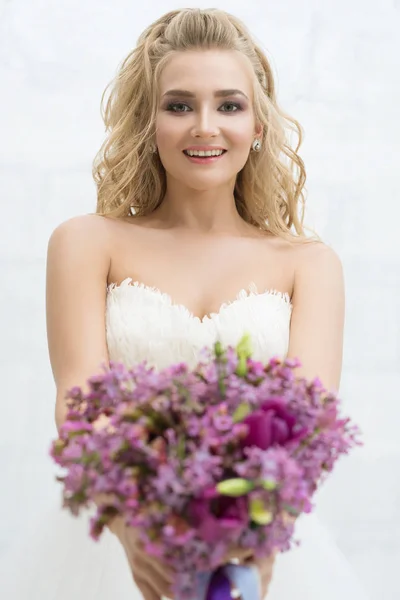 Prachtige jonge bruid met mooie boeket portret — Stockfoto