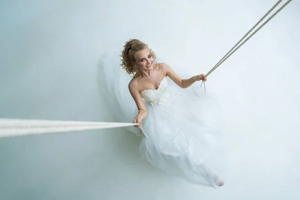 Magnifique jeune mariée sur swing en studio — Photo