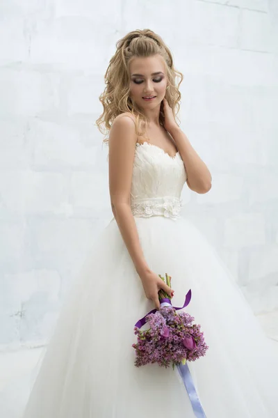 Magnifique jeune mariée avec beau bouquet en studio — Photo