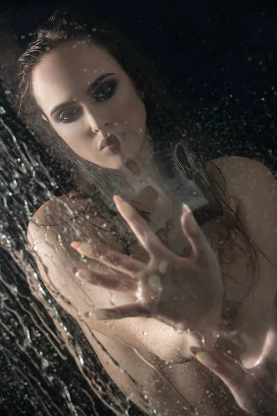 Splendida ragazza sexy girato nudo in studio aquazone — Foto Stock