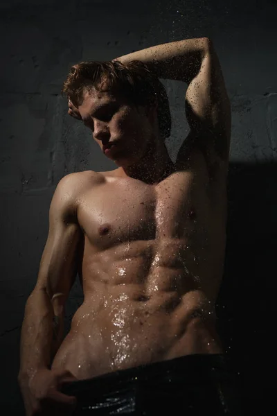 Atletische man neemt douche studio portret — Stockfoto