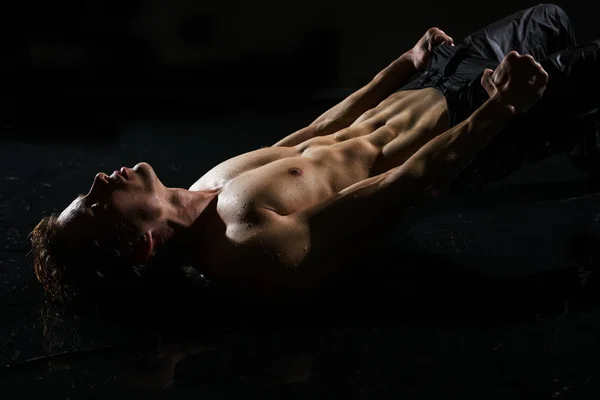 Uomo atletico prendere doccia studio ritratto — Foto Stock