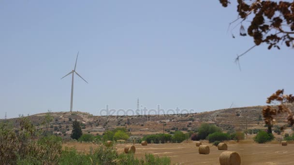 Ветрогенератор на рабочем видео на острове Кипр — стоковое видео