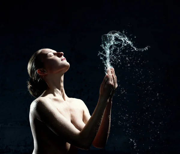 Giovane ragazza in topless lavarsi il viso in studio — Foto Stock