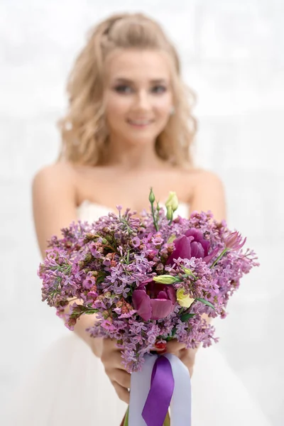 Bela noiva em estúdio com bouquet requintado — Fotografia de Stock