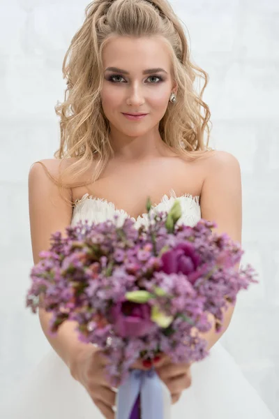 Giovane sposa in studio con bouquet squisito — Foto Stock