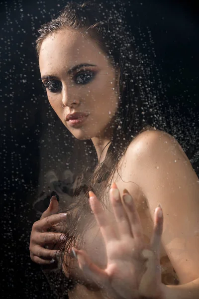 Sexig ung flicka topless i duschen bakom glas — Stockfoto