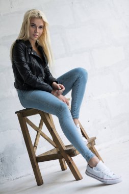 Genç sarışın siyah ceket stüdyo portre