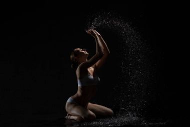 Seksi sarışın suda poz ve çevresinde su sıçramalarına