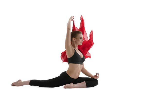 Fitness modell poserar med röd duk studio skott — Stockfoto