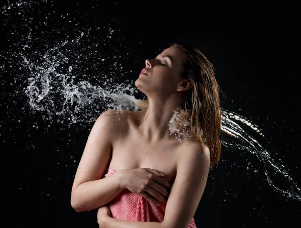 Sexy bionda godendo del flusso d'acqua e spruzzi — Foto Stock