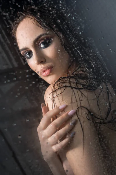 Nude brunette in shower her hair loose and wet — Stockfoto