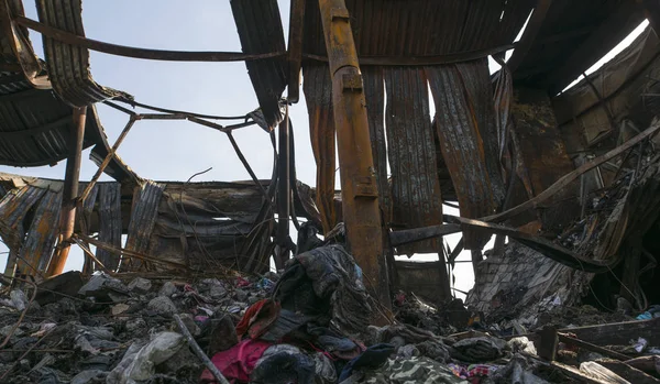 Yangından sonra metal ve plastik çöp yığını.