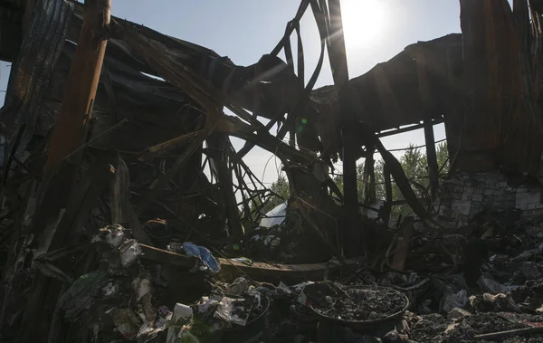 Bina yazın yanıp kül oldu.