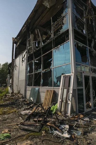 Verbrande constructie met gebroken ramen in de zomer — Stockfoto