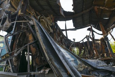 Yangından sonra metal ve plastik çöp yığını.