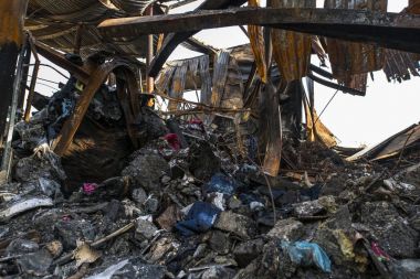 Yangından sonra metal ve plastik çöp yığını.