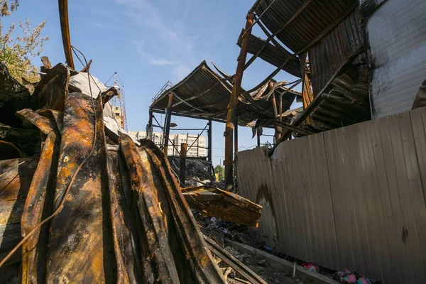 Yangından sonra metal çöp yığını — Stok fotoğraf